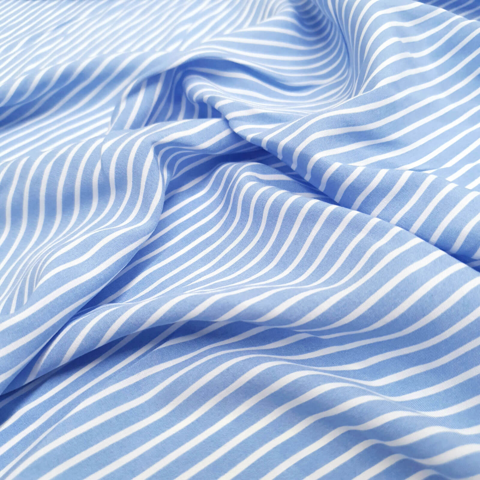 Kaito - lichte katoenen stof met streepjesprint - lichtblauw-wit 
